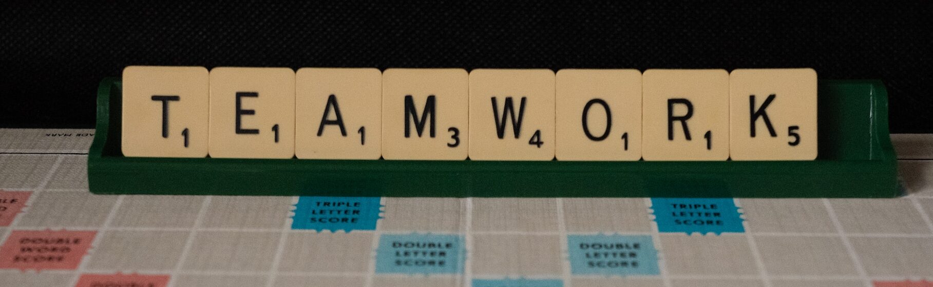 teamwork op scrabble puzzel