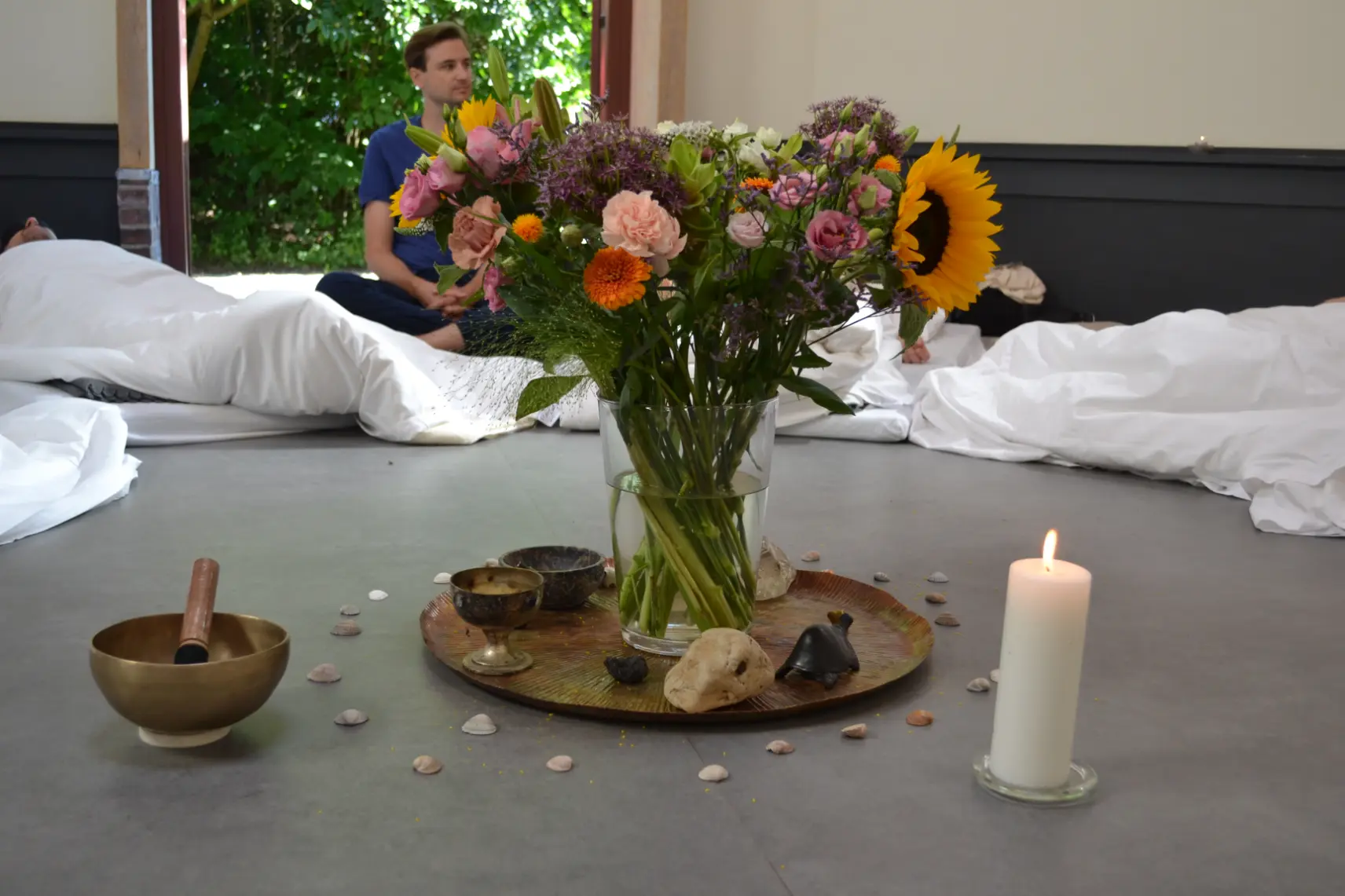 Det fredelige og trygge innemiljøet forberedt for et psilocybin-retreat Nederland.